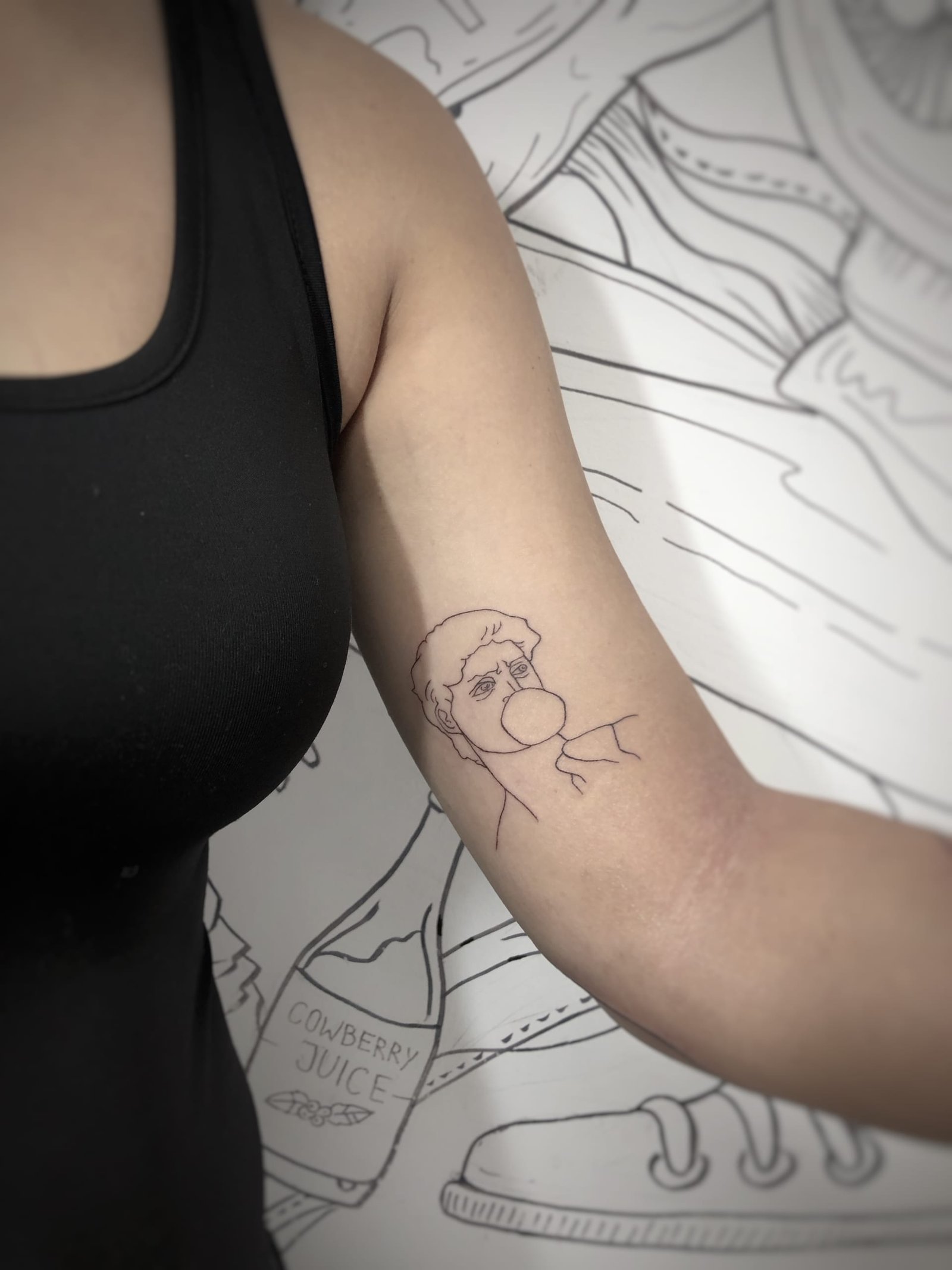 Maža fine line tatuiruotė, darbas nr. 17 — Turned Blue Ink