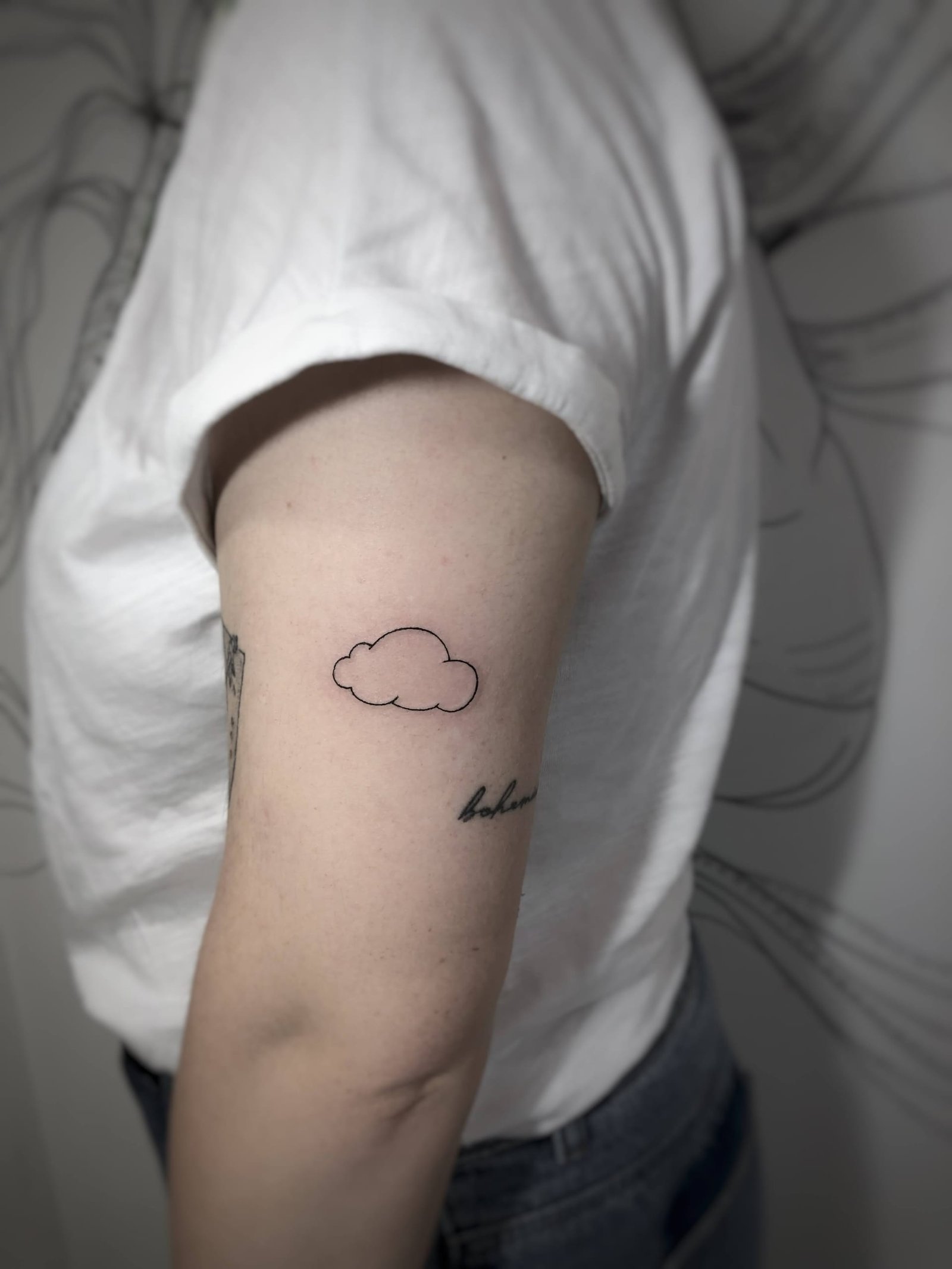 Maža fine line tatuiruotė, darbas nr. 13 — Turned Blue Ink