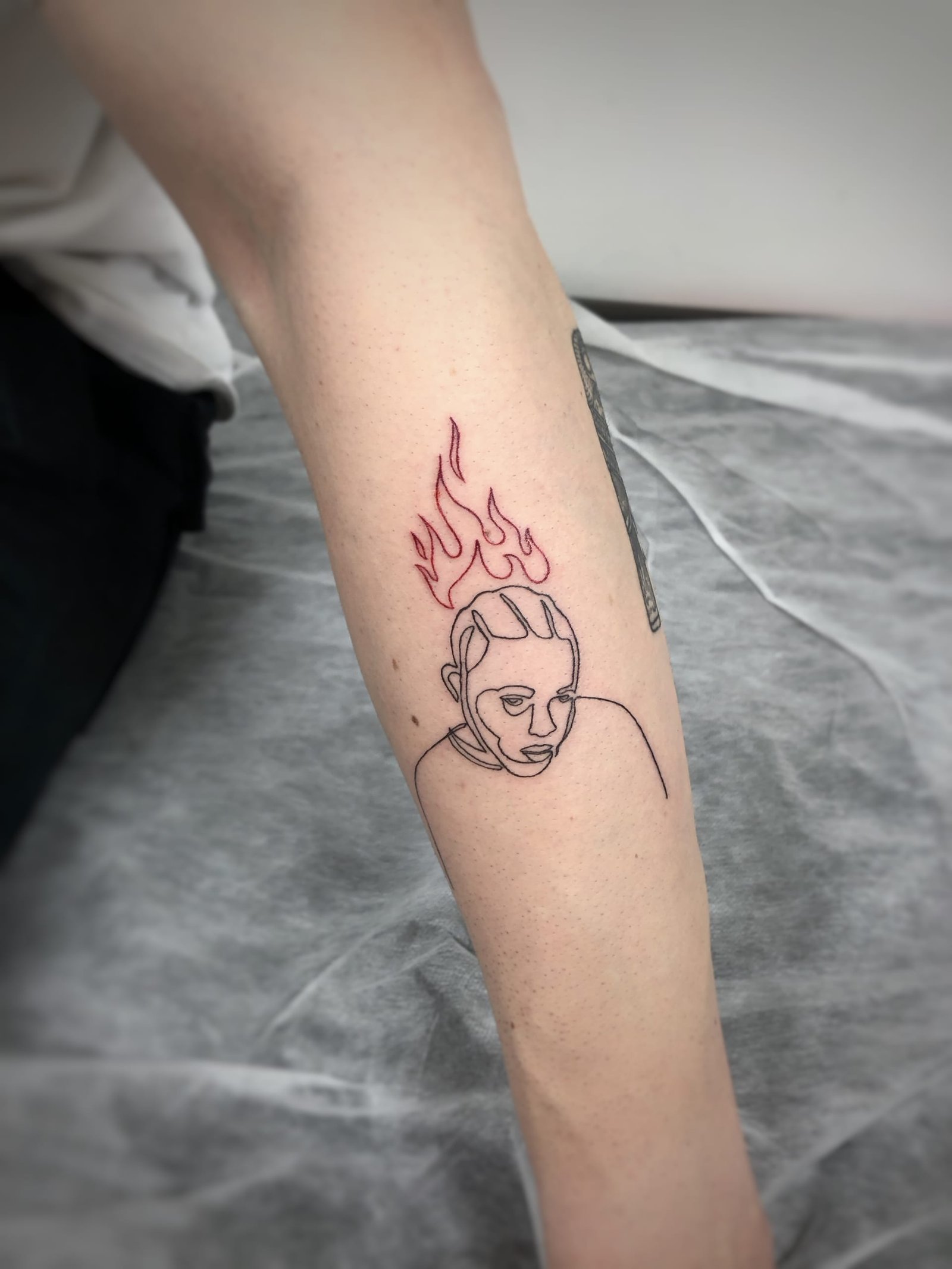 Maža fine line tatuiruotė, darbas nr. 18 — Turned Blue Ink