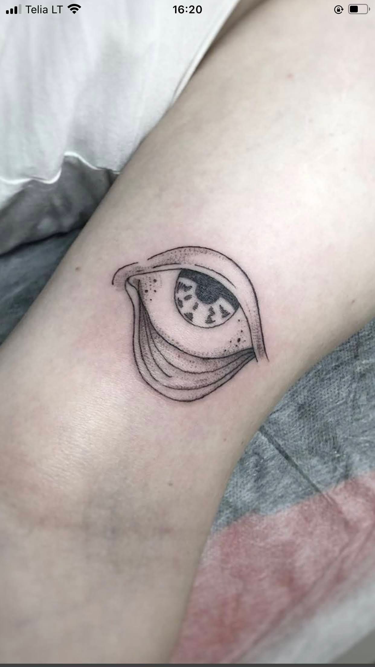 Maža fine line tatuiruotė, darbas nr. 10 — Turned Blue Ink