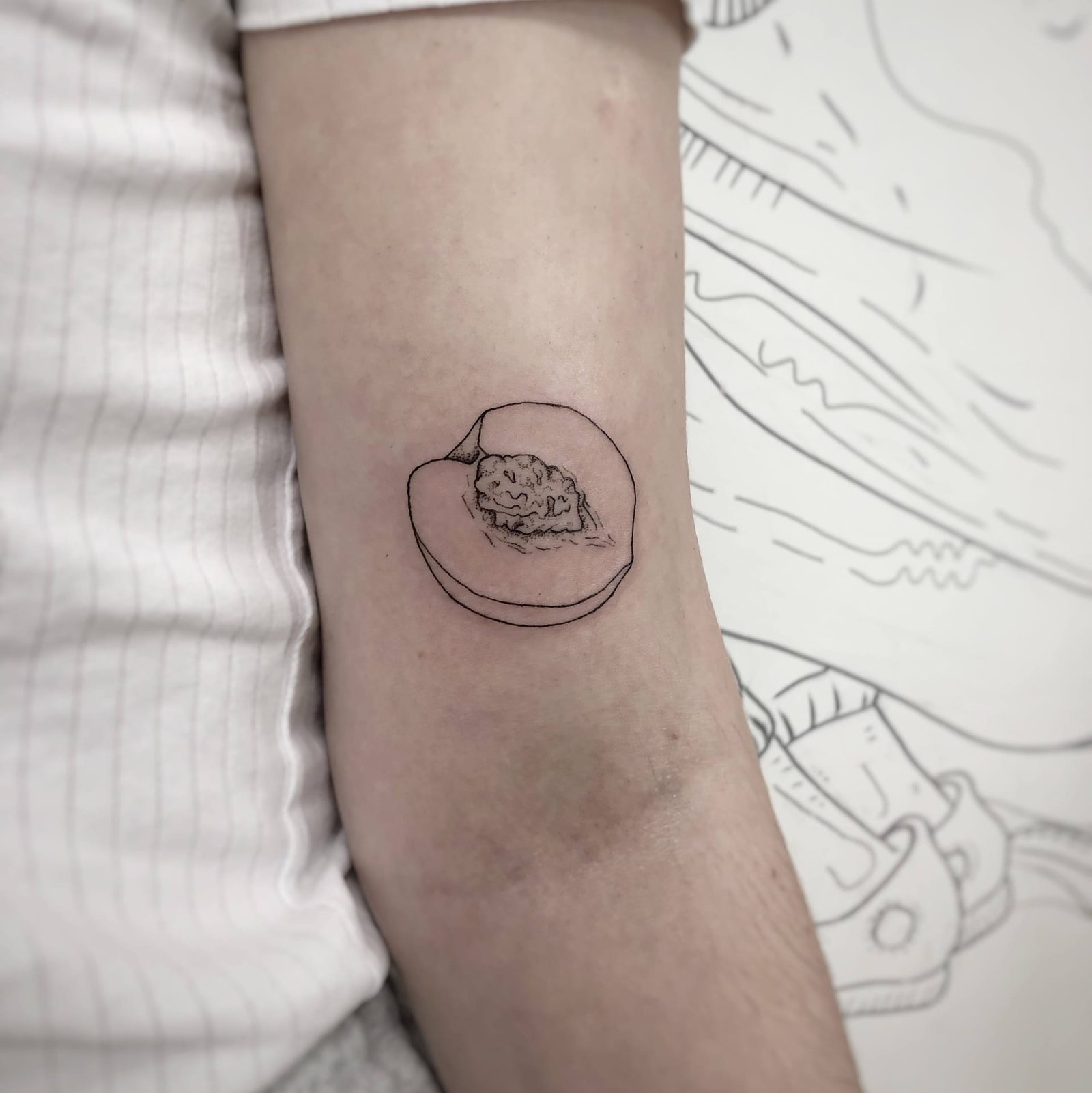 Maža fine line tatuiruotė, darbas nr. 6 — Turned Blue Ink