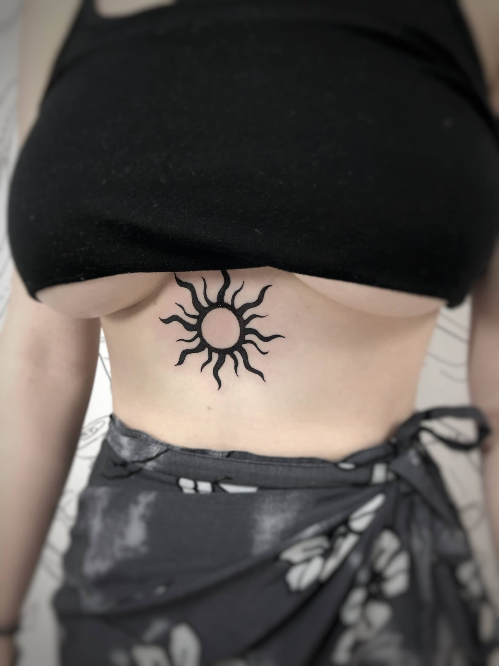 Maža fine line tatuiruotė, darbas nr. 14 — Turned Blue Ink