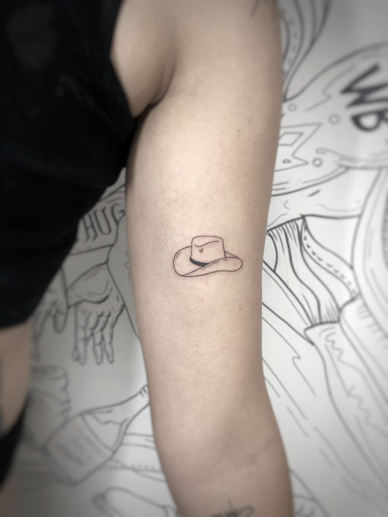 Maža fine line tatuiruotė, darbas nr. 3 — Turned Blue Ink