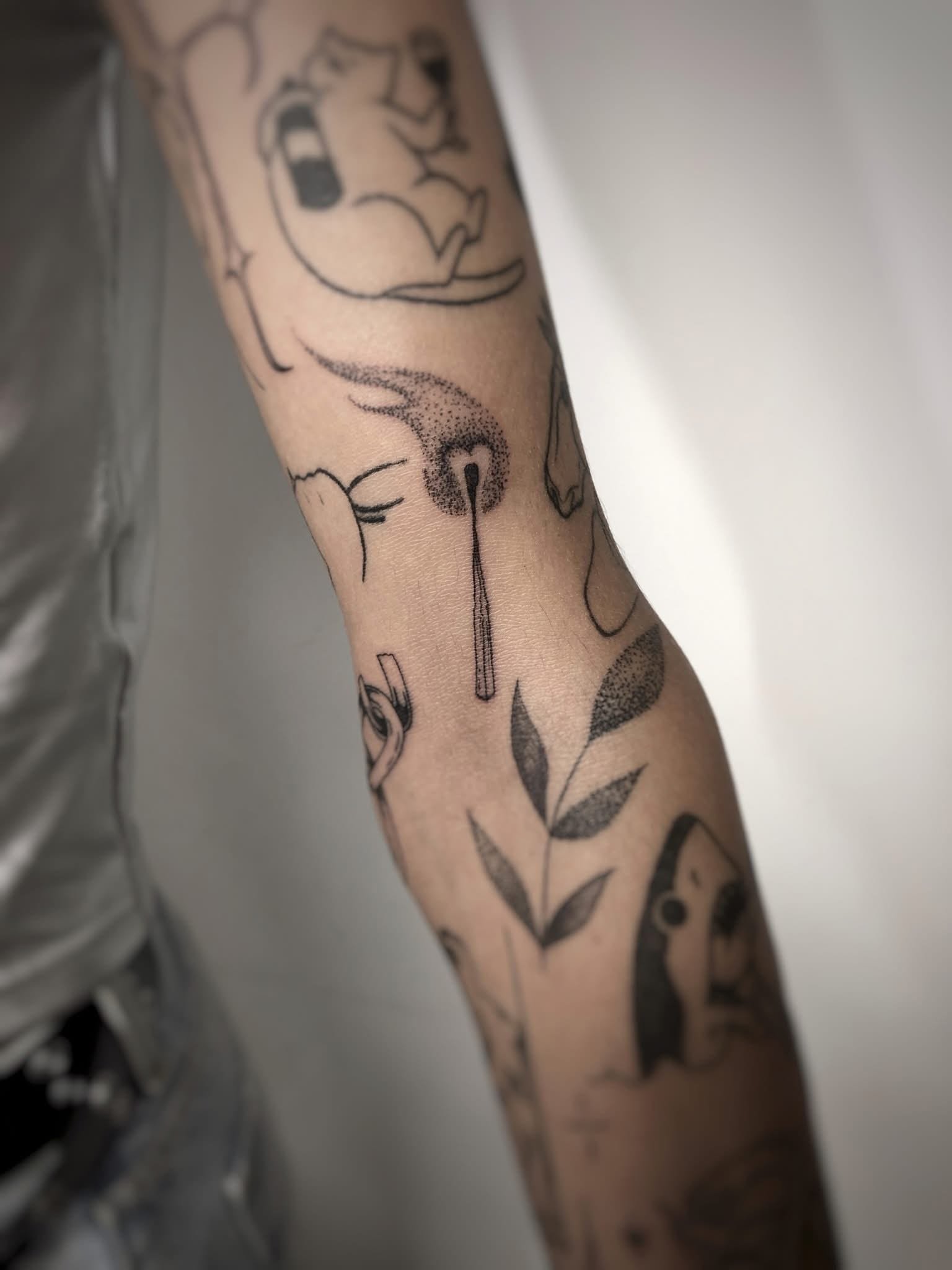 Maža fine line tatuiruotė, darbas nr. 7 — Turned Blue Ink