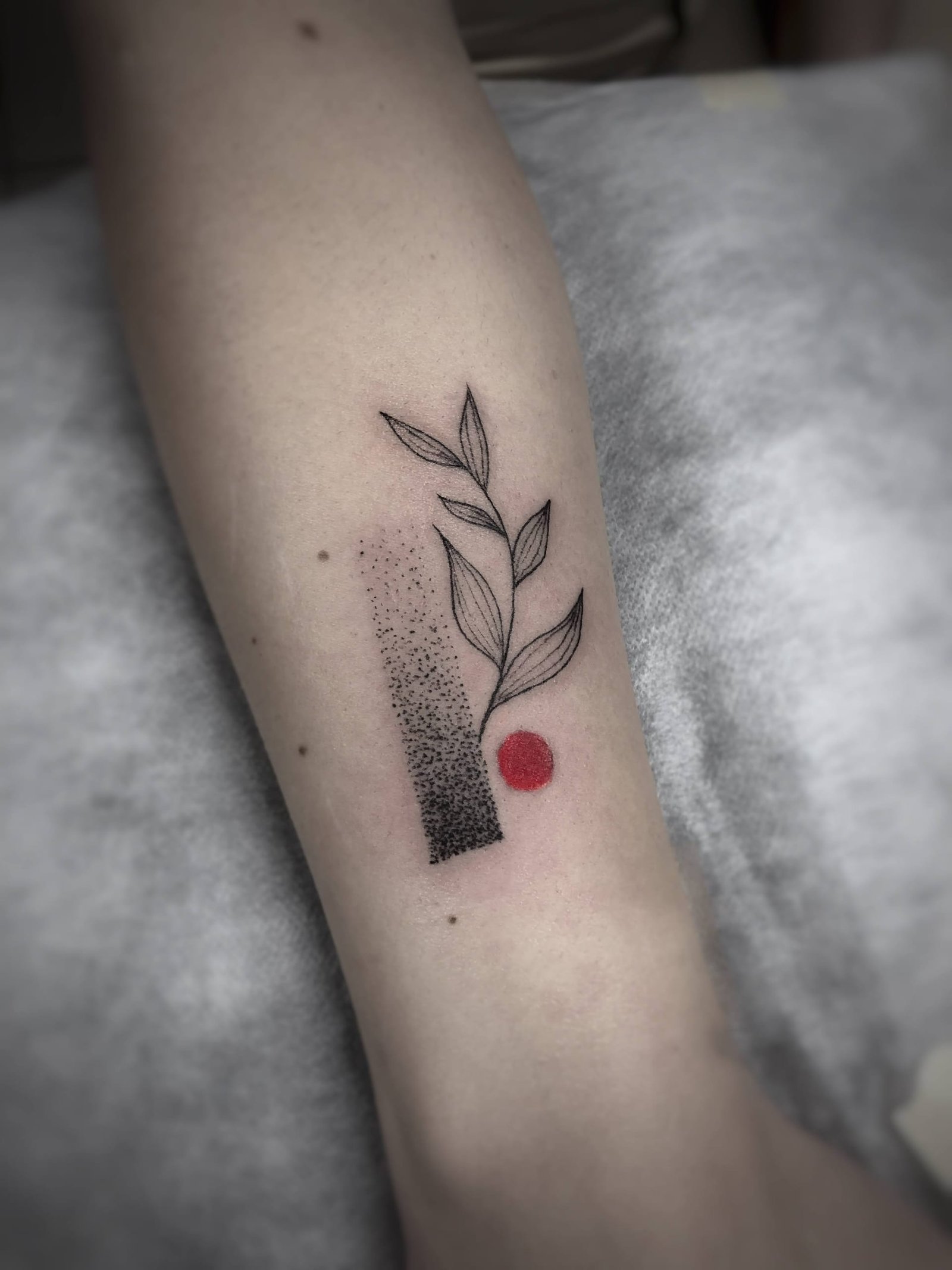 Maža fine line tatuiruotė, darbas nr. 15 — Turned Blue Ink