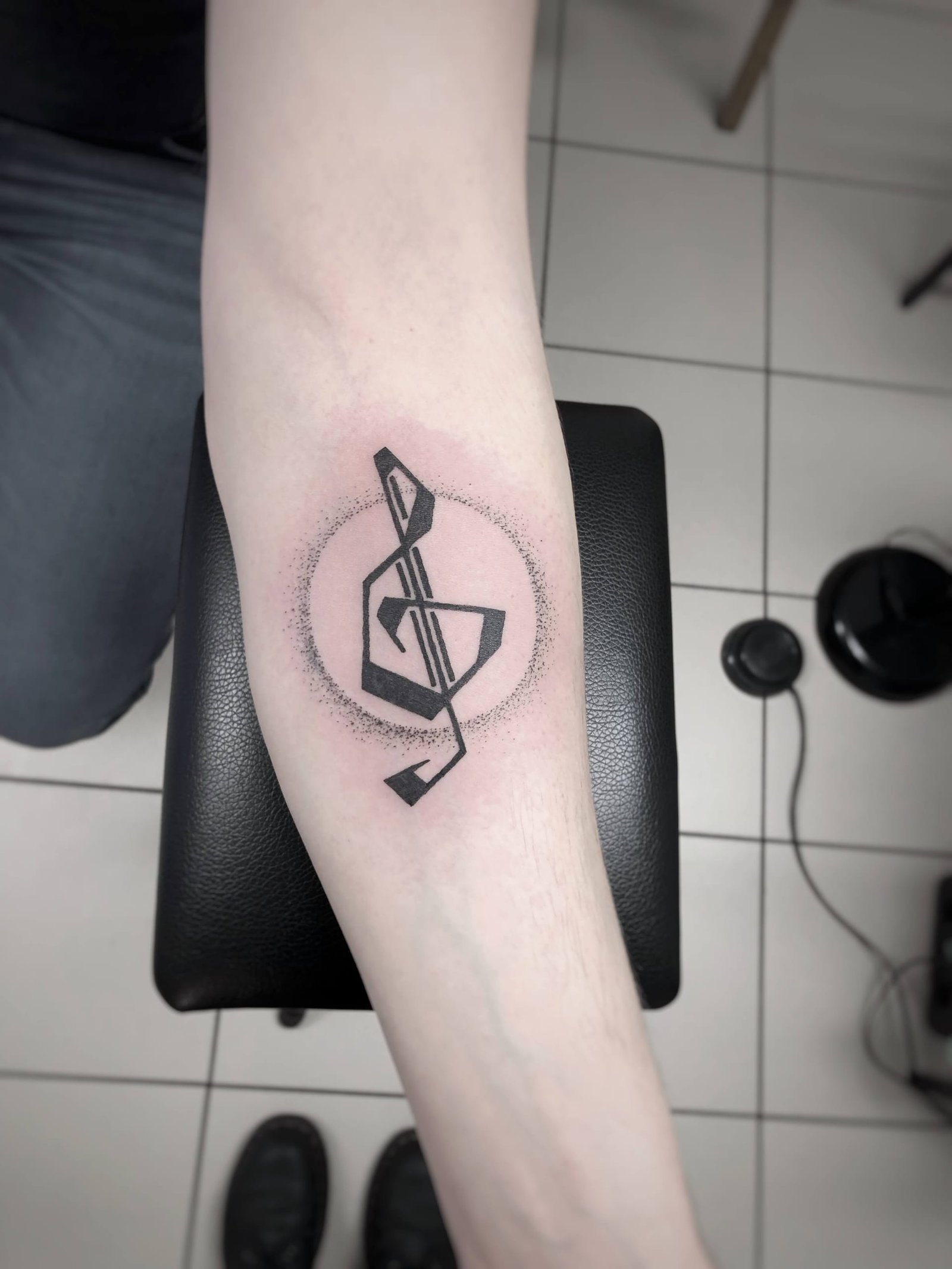 Maža fine line tatuiruotė, darbas nr. 19 — Turned Blue Ink