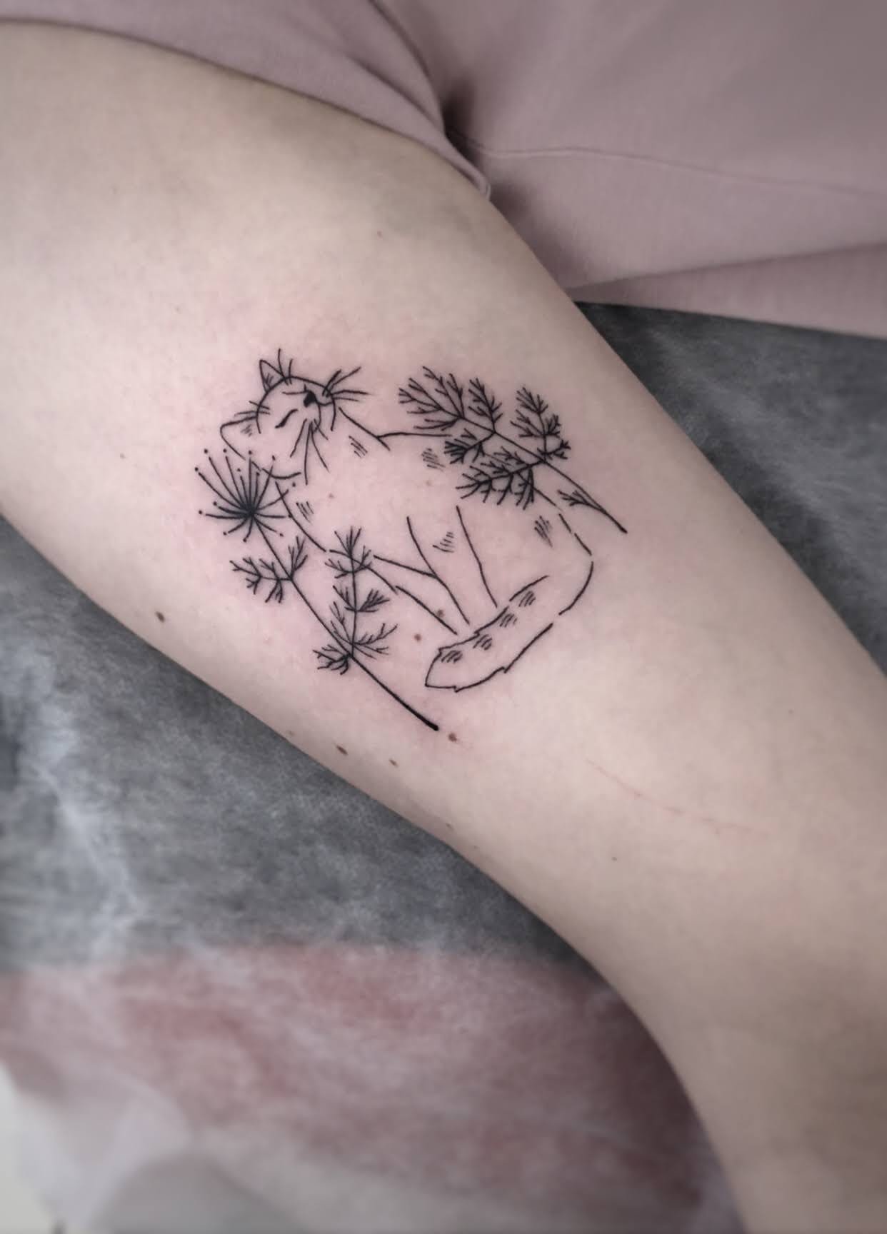 Maža fine line tatuiruotė, darbas nr. 12 — Turned Blue Ink