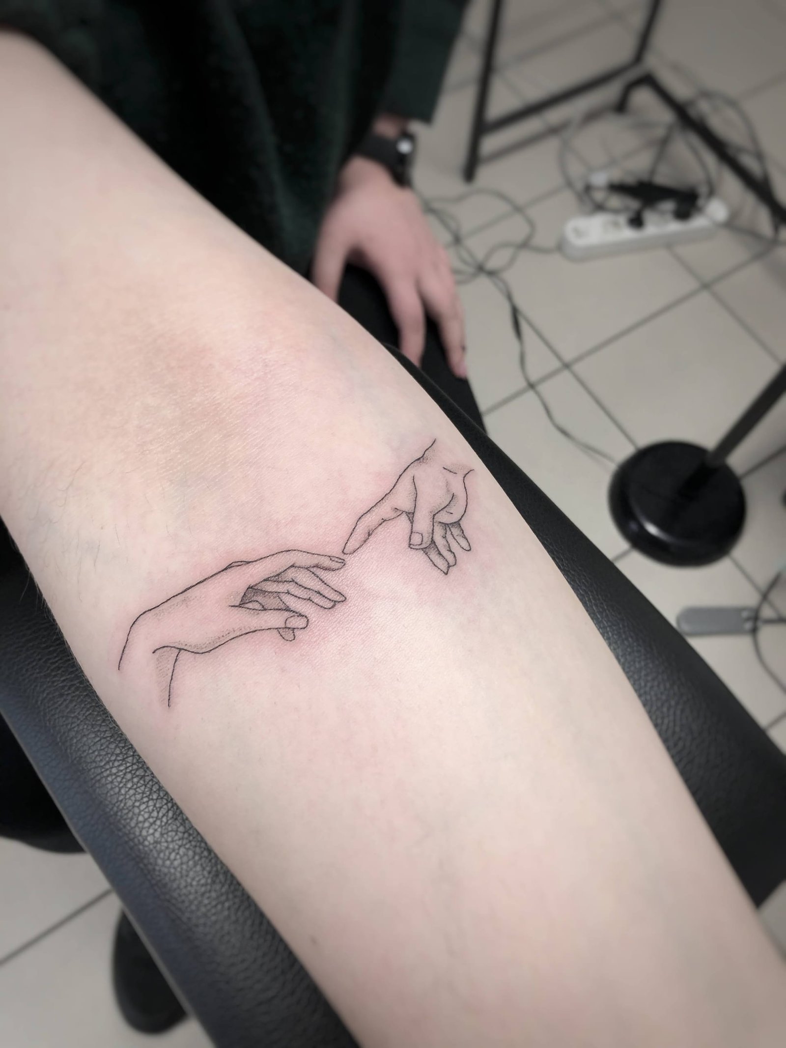 Maža fine line tatuiruotė, darbas nr. 4 — Turned Blue Ink
