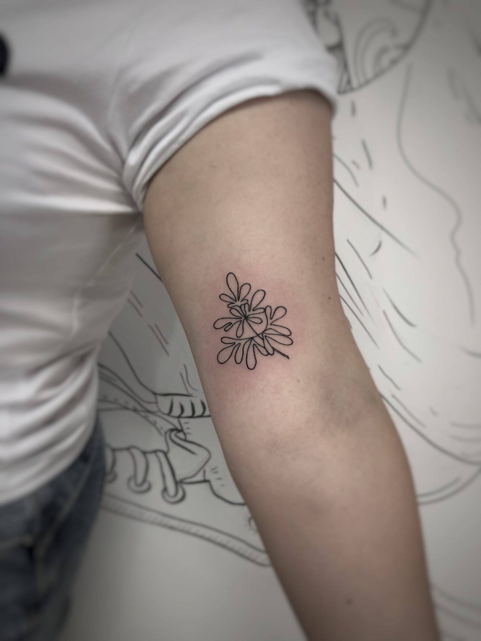 Maža fine line tatuiruotė, darbas nr. 20 — Turned Blue Ink